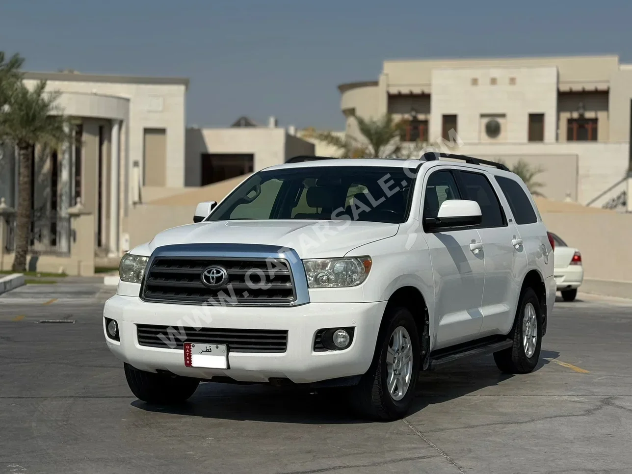 Toyota  Sequoia  SR5  2015  Automatic  220,000 Km  8 Cylinder  Four Wheel Drive (4WD)  SUV  White