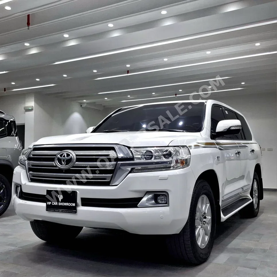 Toyota  Land Cruiser  VXR  2018  Automatic  231٬000 Km  8 Cylinder  Four Wheel Drive (4WD)  SUV  White