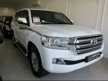 Toyota  Land Cruiser  VXR  2016  Automatic  284,000 Km  8 Cylinder  Four Wheel Drive (4WD)  SUV  White