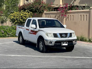 Nissan  Navara  2015  Automatic  200,000 Km  4 Cylinder  Rear Wheel Drive (RWD)  Pick Up  White