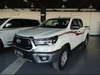 Toyota  Hilux  SR5  2022  Automatic  118,000 Km  4 Cylinder  Four Wheel Drive (4WD)  Pick Up  White