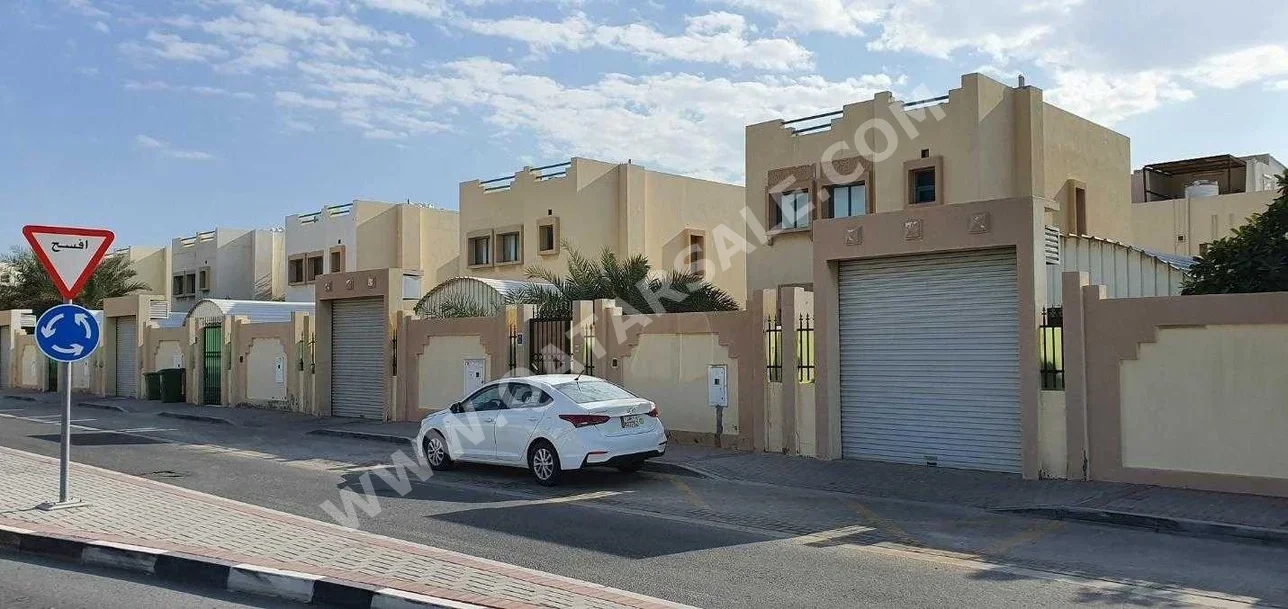 Family Residential  - Semi Furnished  - Doha  - Al Maamoura  - 3 Bedrooms