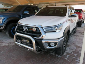 Toyota  Hilux  2022  Automatic  30,000 Km  4 Cylinder  Four Wheel Drive (4WD)  Pick Up  White