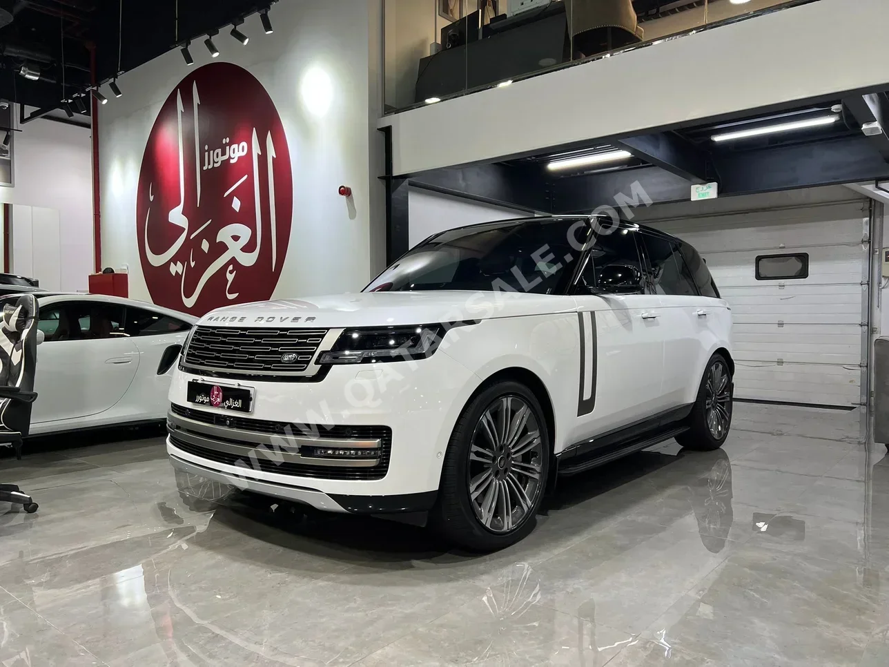  Land Rover  Range Rover  Vogue HSE  2023  Automatic  26,000 Km  8 Cylinder  Four Wheel Drive (4WD)  SUV  White  With Warranty