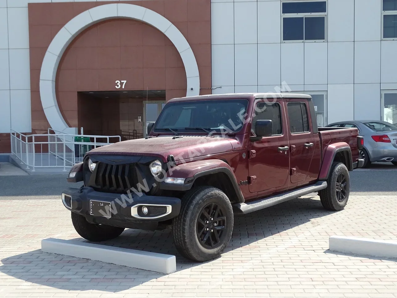 Jeep  Gladiator  2022  Automatic  29,000 Km  6 Cylinder  Four Wheel Drive (4WD)  Pick Up  Maroon  With Warranty