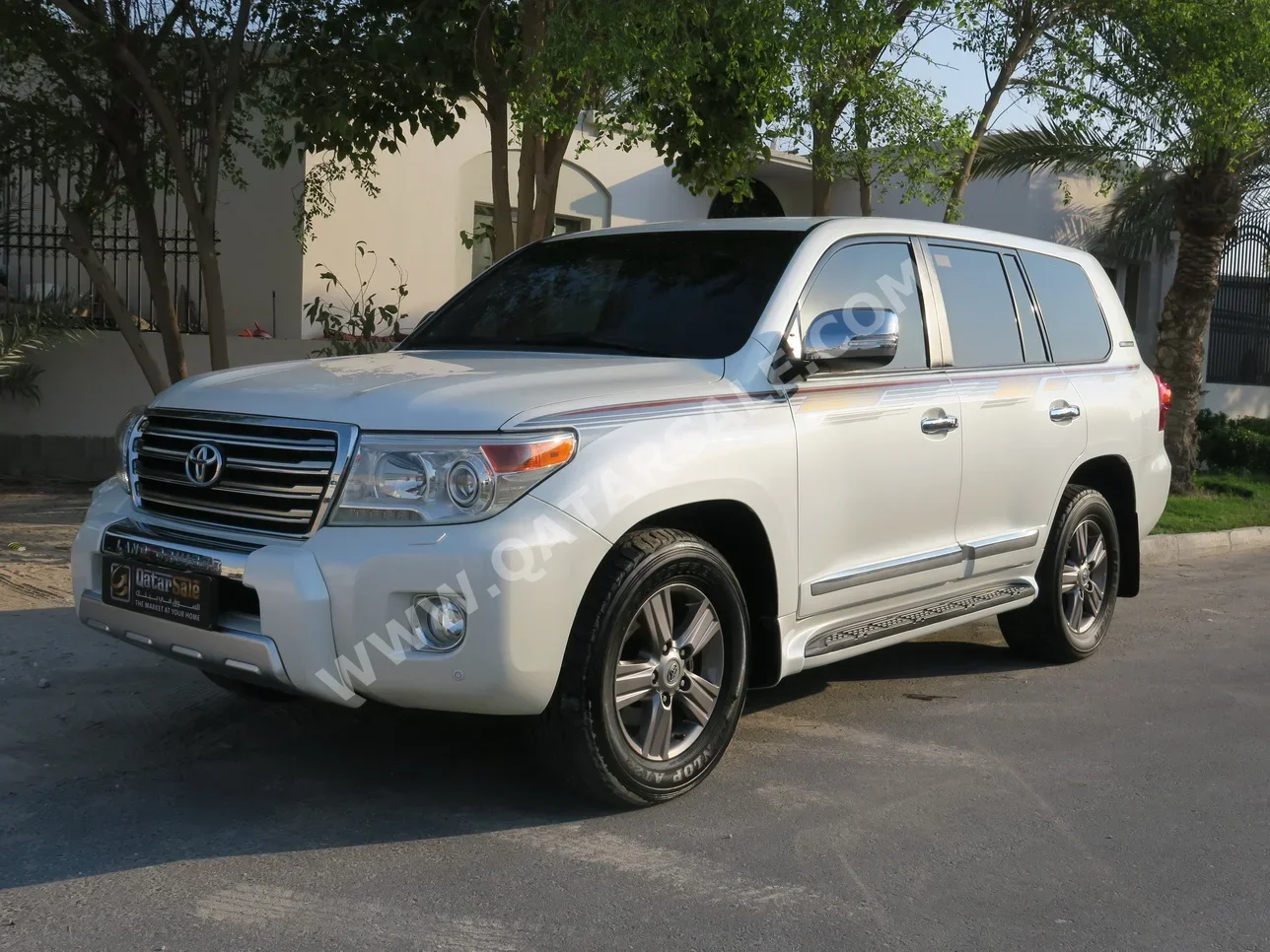 Toyota  Land Cruiser  GXR  2015  Automatic  180,000 Km  8 Cylinder  Four Wheel Drive (4WD)  SUV  White