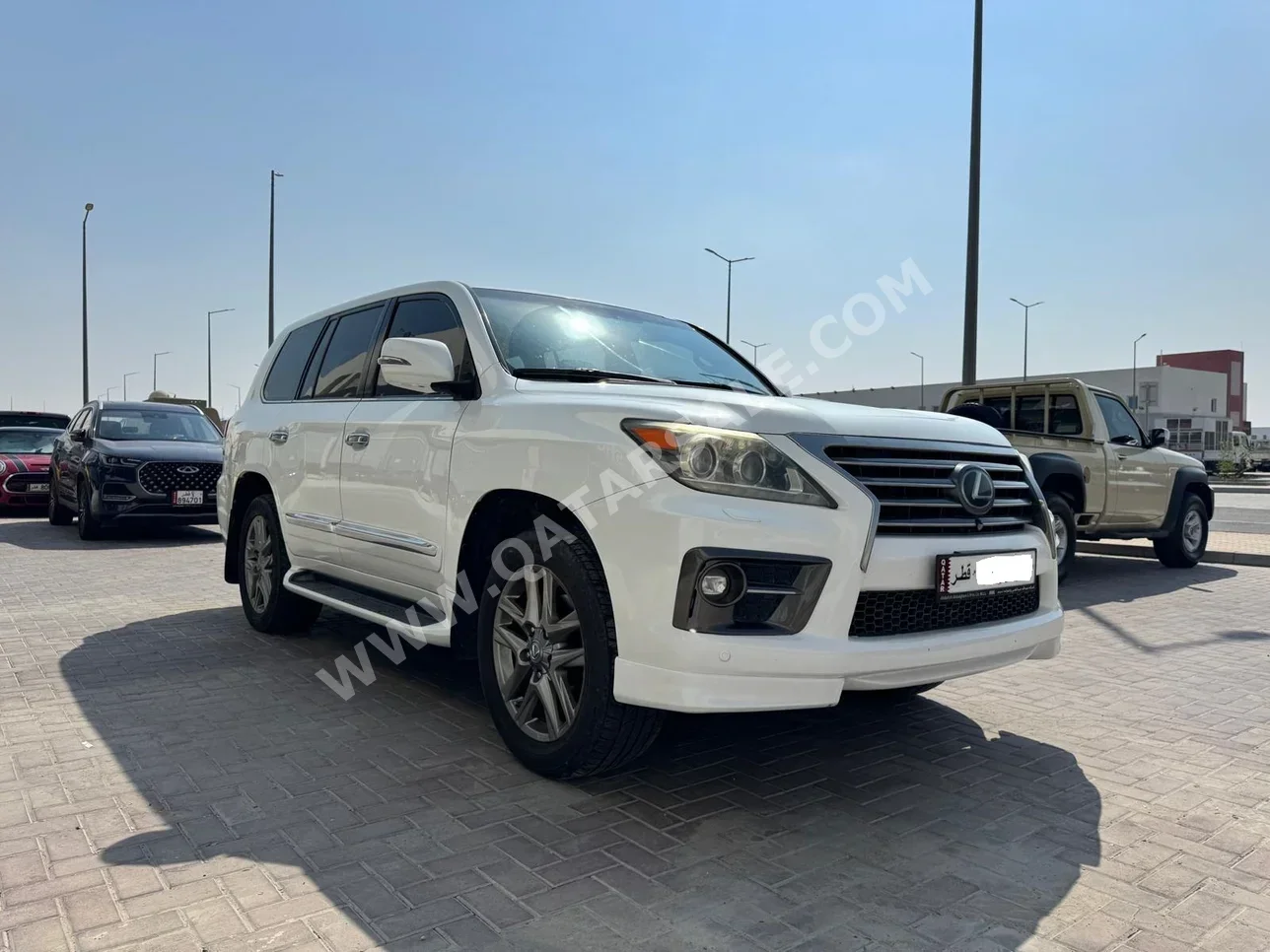 Lexus  LX  570  2014  Automatic  214,000 Km  8 Cylinder  Four Wheel Drive (4WD)  SUV  White