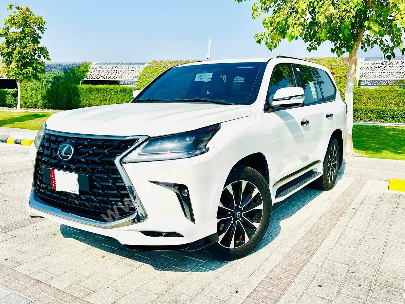 Lexus  LX  570  2017  Automatic  182,000 Km  8 Cylinder  Four Wheel Drive (4WD)  SUV  White