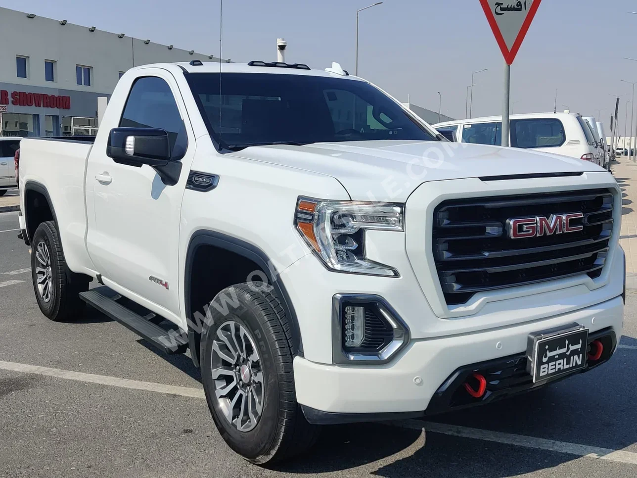 GMC  Sierra  AT4  2022  Automatic  65,000 Km  8 Cylinder  Four Wheel Drive (4WD)  Pick Up  White  With Warranty