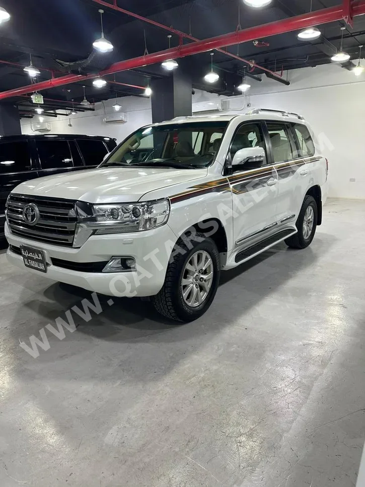 Toyota  Land Cruiser  GXR  2016  Automatic  307,000 Km  6 Cylinder  Four Wheel Drive (4WD)  SUV  White