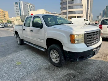 GMC  Sierra  2500 HD  2009  Automatic  334,000 Km  8 Cylinder  Four Wheel Drive (4WD)  Pick Up  White