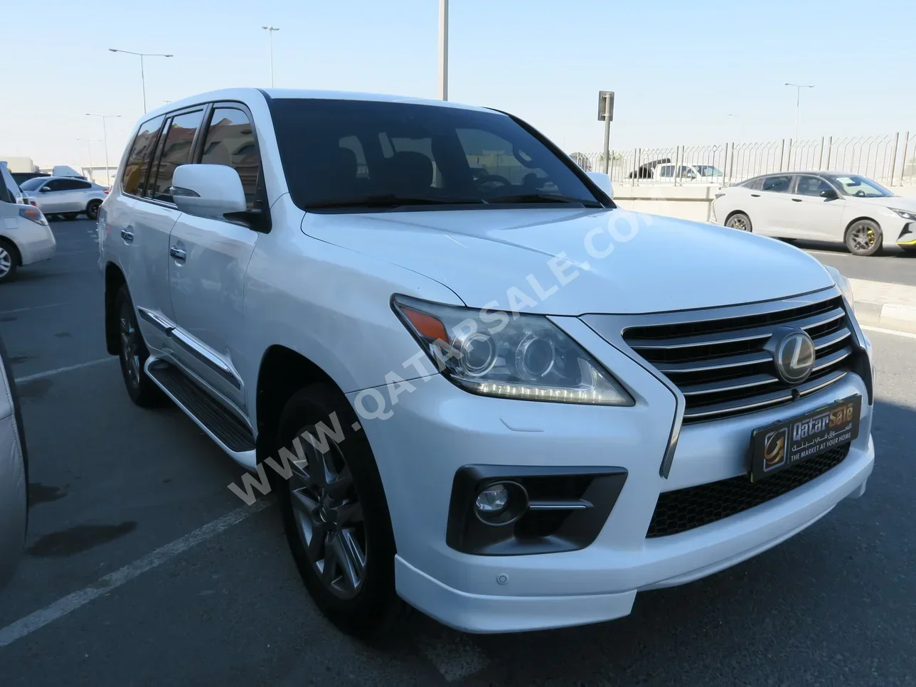 Lexus  LX  570  2014  Automatic  258,000 Km  8 Cylinder  Four Wheel Drive (4WD)  SUV  White