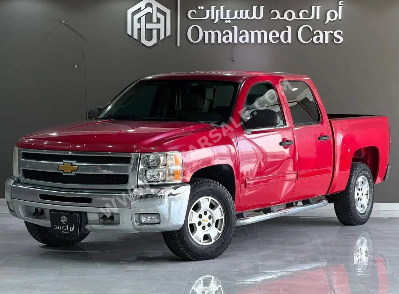 Chevrolet  Silverado  2013  Automatic  300,000 Km  8 Cylinder  Four Wheel Drive (4WD)  Pick Up  Red