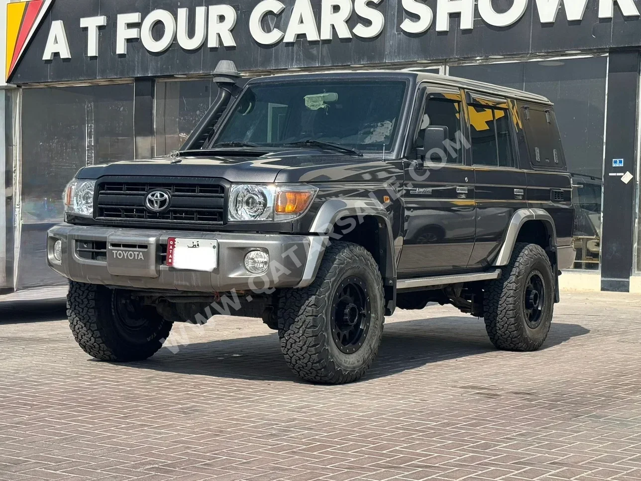 Toyota  Land Cruiser  LX  2018  Manual  67,000 Km  8 Cylinder  Four Wheel Drive (4WD)  SUV  Gray