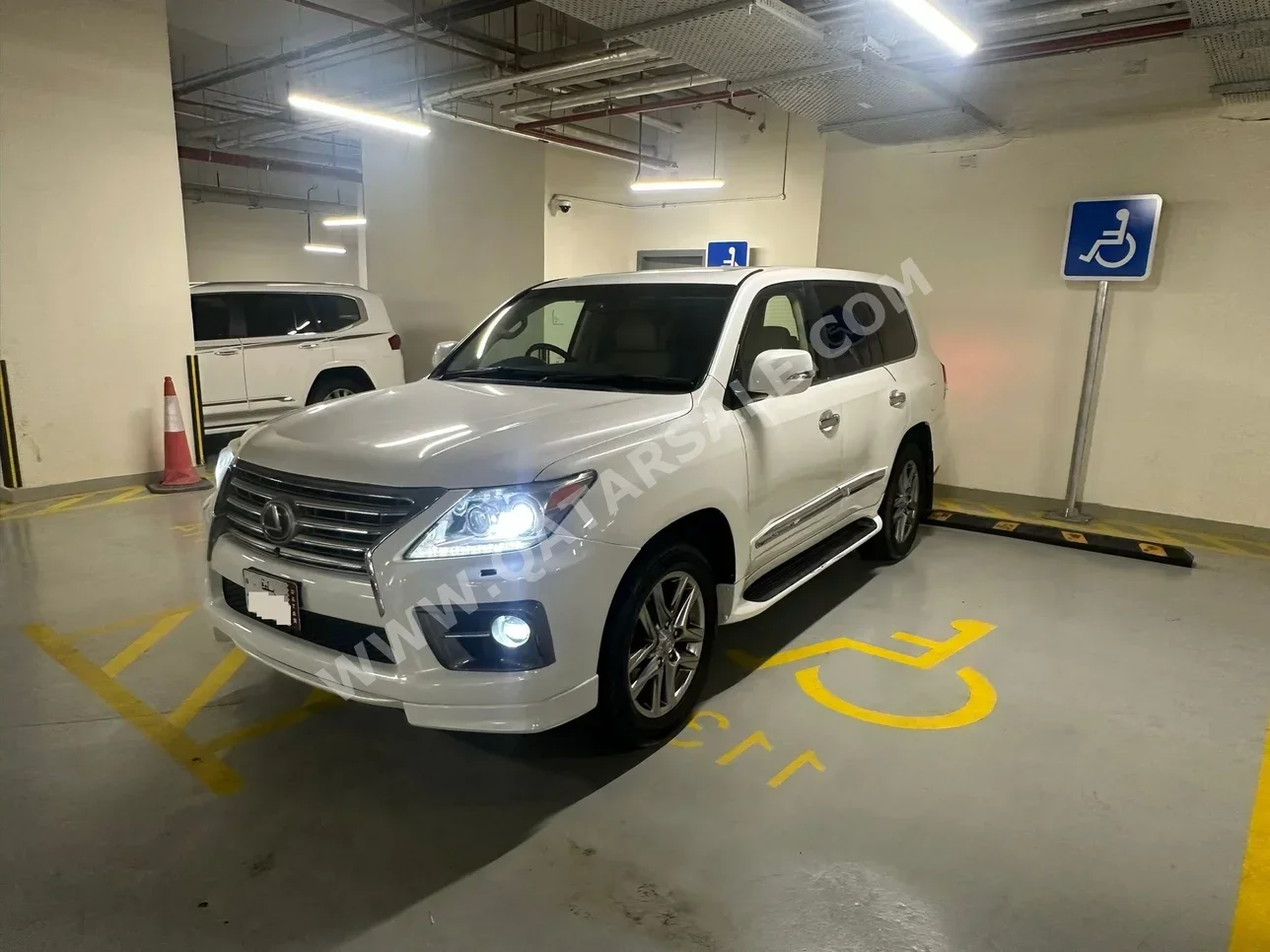 Lexus  LX  570  2013  Automatic  200,000 Km  8 Cylinder  Four Wheel Drive (4WD)  SUV  White