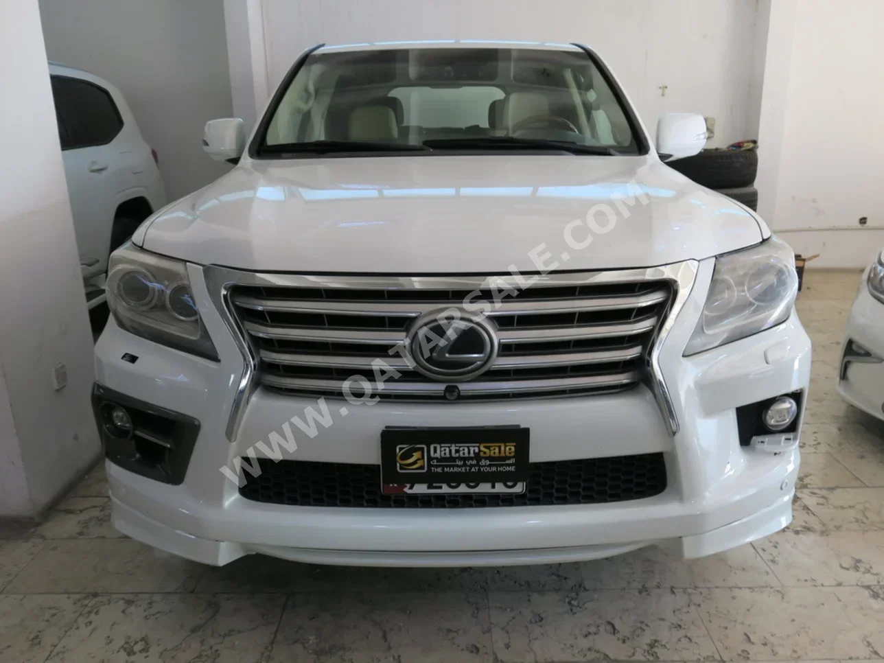 Lexus  LX  570  2013  Automatic  200,000 Km  8 Cylinder  Four Wheel Drive (4WD)  SUV  White