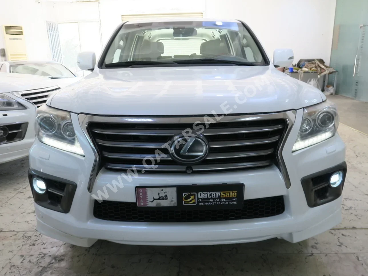 Lexus  LX  570  2015  Automatic  260,000 Km  8 Cylinder  Four Wheel Drive (4WD)  SUV  White