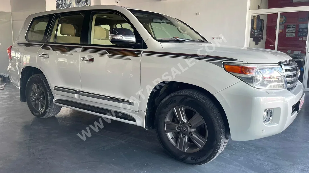 Toyota  Land Cruiser  GXR  2014  Automatic  129,000 Km  8 Cylinder  Four Wheel Drive (4WD)  SUV  White