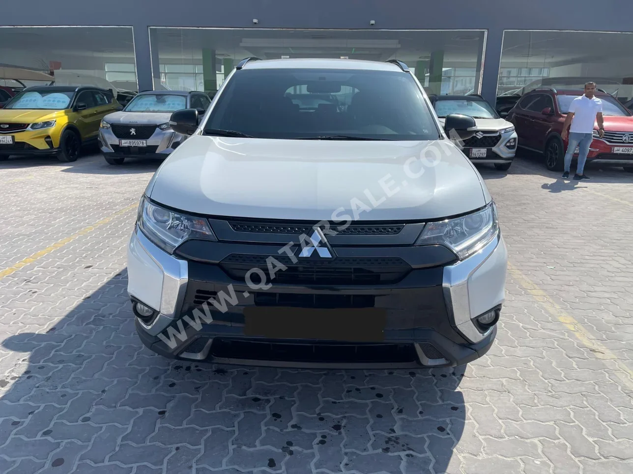 Mitsubishi  Outlander  2022  Automatic  76,000 Km  4 Cylinder  Four Wheel Drive (4WD)  SUV  White  With Warranty