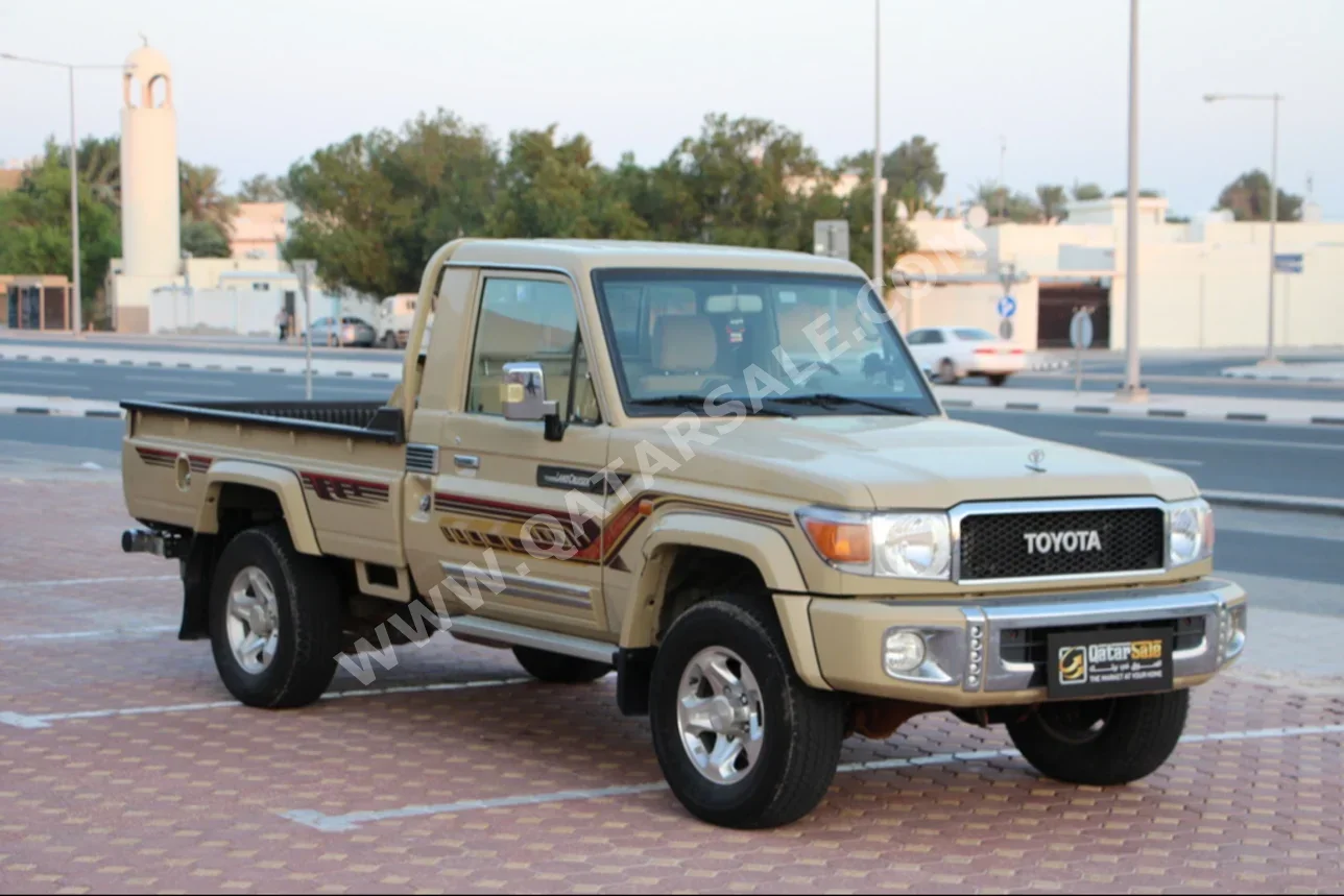 Toyota  Land Cruiser  LX  2020  Manual  176,000 Km  6 Cylinder  Four Wheel Drive (4WD)  Pick Up  Beige