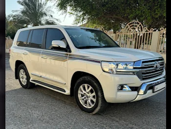 Toyota  Land Cruiser  GXR  2016  Automatic  142,000 Km  8 Cylinder  Four Wheel Drive (4WD)  SUV  Pearl