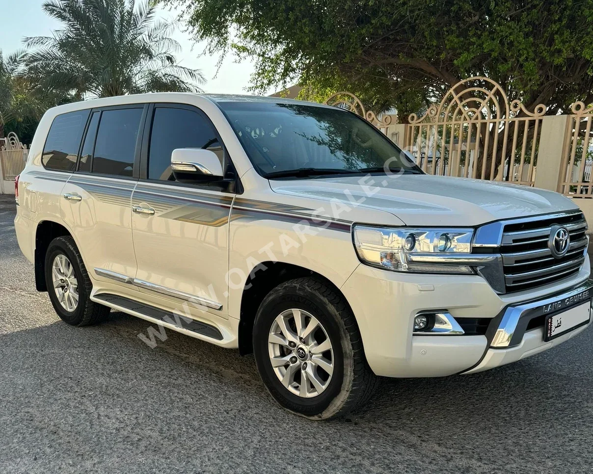 Toyota  Land Cruiser  GXR  2016  Automatic  142,000 Km  8 Cylinder  Four Wheel Drive (4WD)  SUV  Pearl