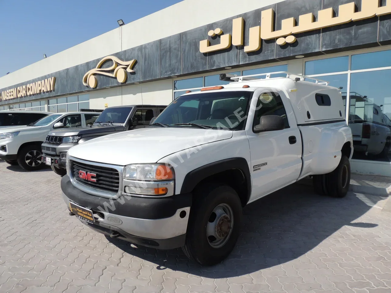 GMC  Sierra  3500 HD  2002  Automatic  69,000 Km  8 Cylinder  Four Wheel Drive (4WD)  Pick Up  White