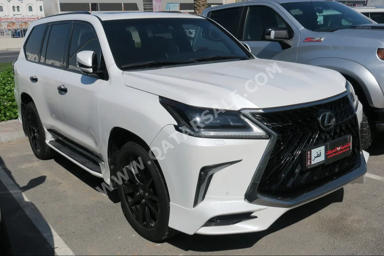 Lexus  LX  570  2016  Automatic  200,000 Km  8 Cylinder  Four Wheel Drive (4WD)  SUV  White