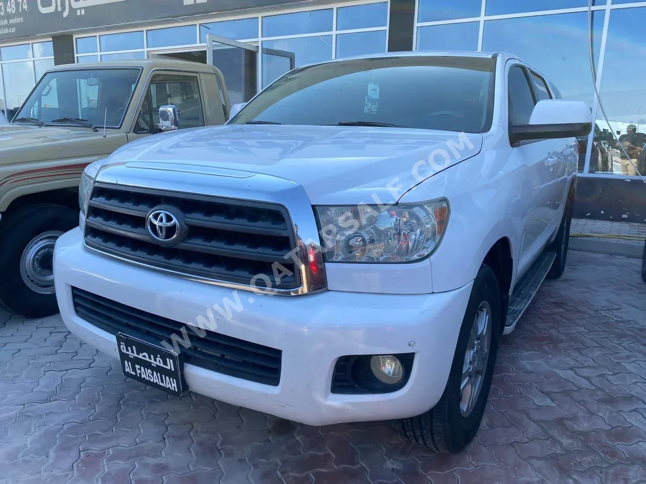 Toyota  Sequoia  2010  Automatic  300,000 Km  8 Cylinder  Four Wheel Drive (4WD)  SUV  White