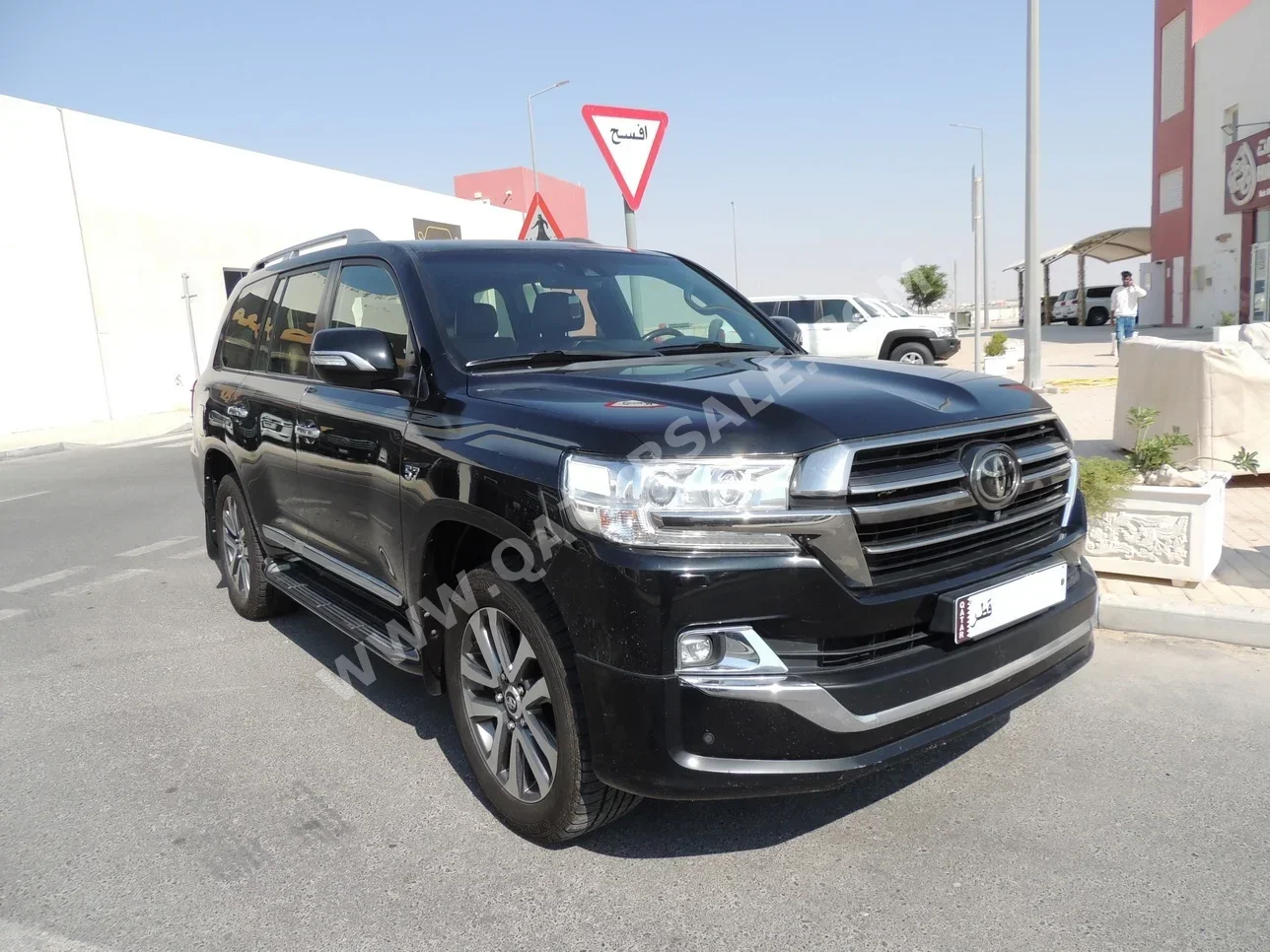 Toyota  Land Cruiser  VXS  2019  Automatic  245,000 Km  8 Cylinder  Four Wheel Drive (4WD)  SUV  Black