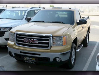 GMC  Sierra  2011  Automatic  213,000 Km  8 Cylinder  Four Wheel Drive (4WD)  Pick Up  Beige