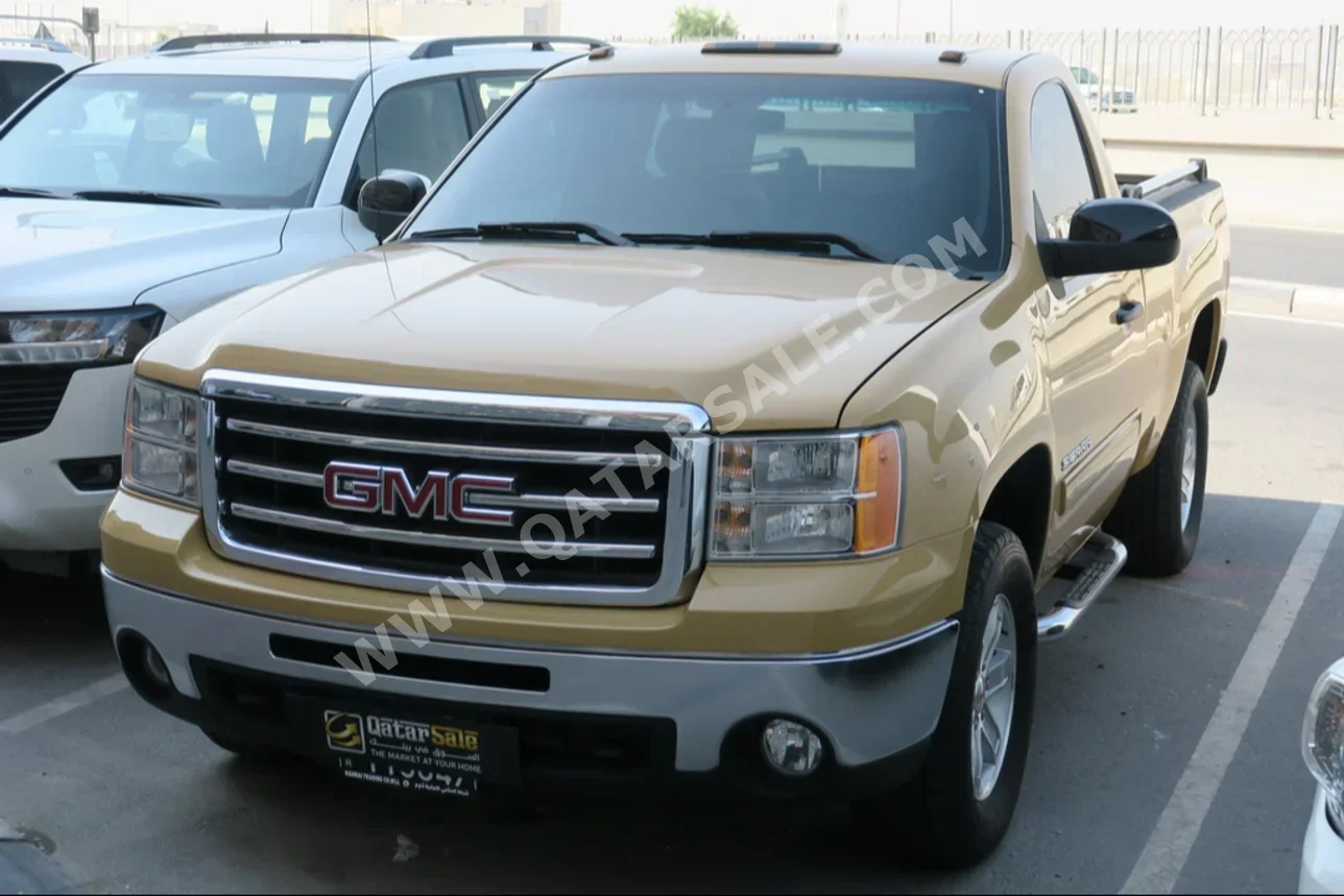 GMC  Sierra  2011  Automatic  213,000 Km  8 Cylinder  Four Wheel Drive (4WD)  Pick Up  Beige