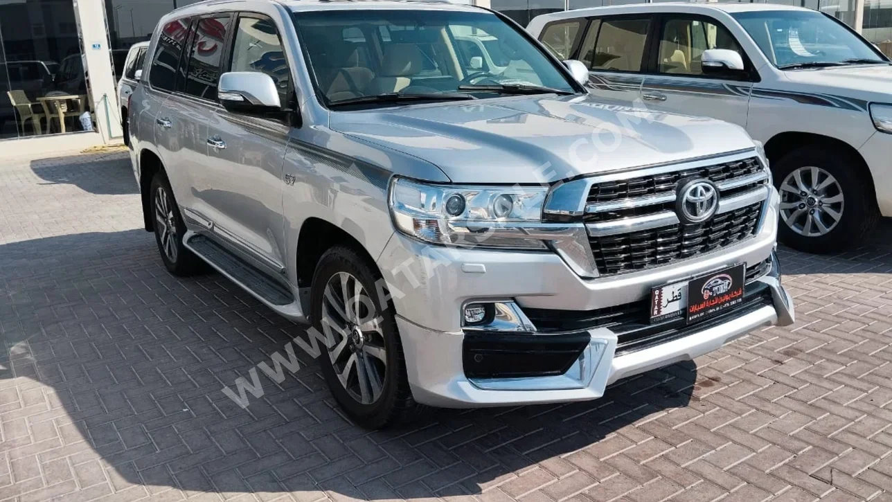 Toyota  Land Cruiser  VXR  2019  Automatic  167,000 Km  8 Cylinder  Four Wheel Drive (4WD)  SUV  Silver