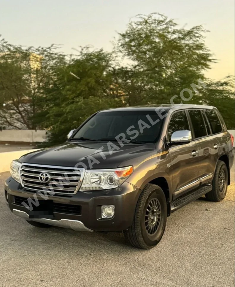 Toyota  Land Cruiser  VXR  2013  Automatic  170,000 Km  8 Cylinder  Four Wheel Drive (4WD)  SUV  Gray  With Warranty