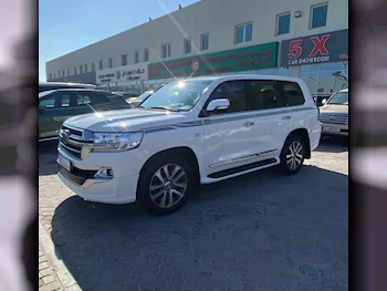 Toyota  Land Cruiser  VXR  2019  Automatic  68,000 Km  8 Cylinder  Four Wheel Drive (4WD)  SUV  White