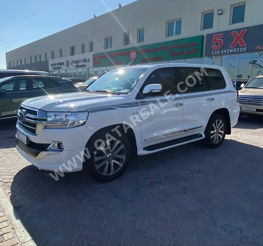 Toyota  Land Cruiser  VXR  2019  Automatic  68,000 Km  8 Cylinder  Four Wheel Drive (4WD)  SUV  White