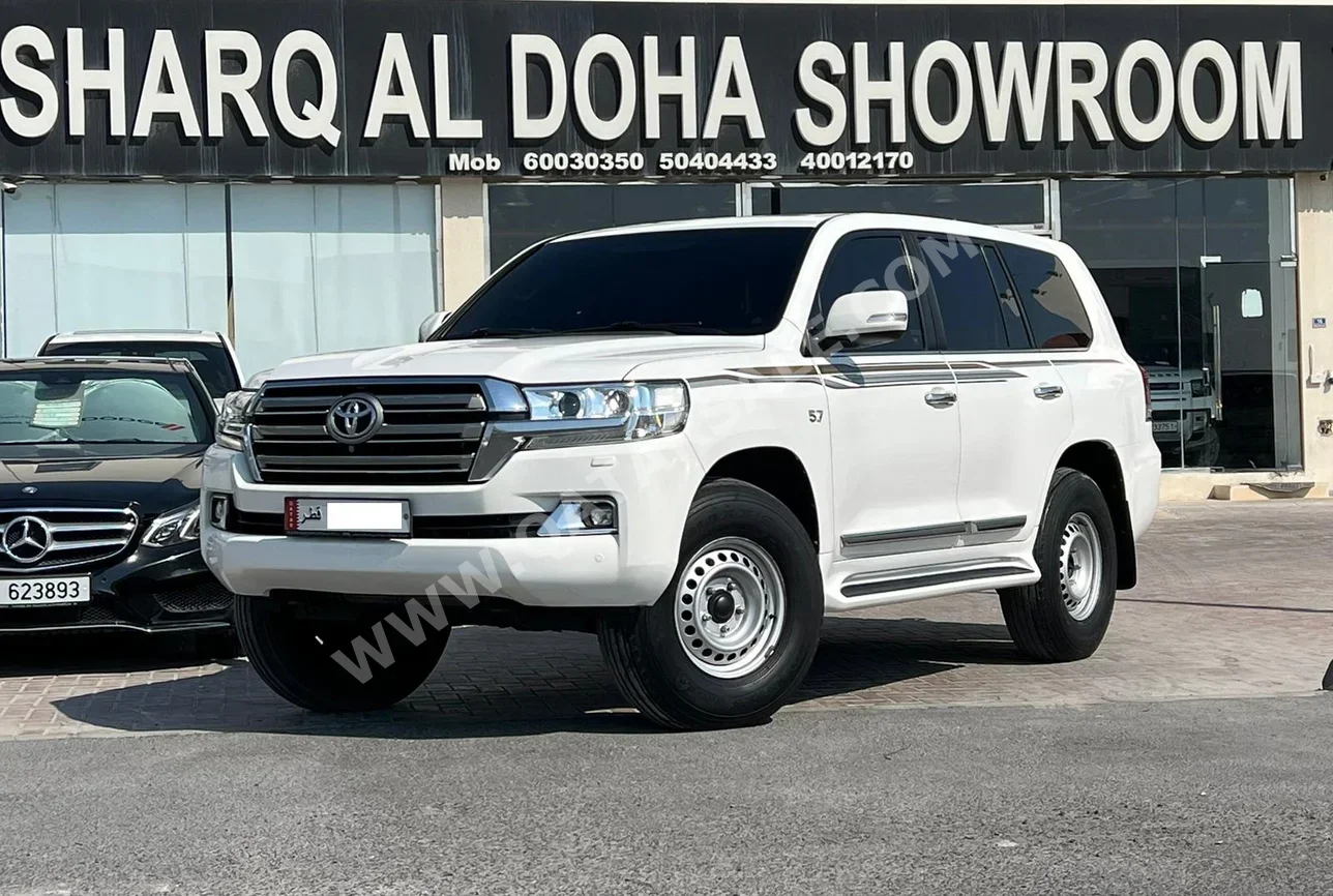 Toyota  Land Cruiser  VXR  2017  Automatic  210,000 Km  8 Cylinder  Four Wheel Drive (4WD)  SUV  White