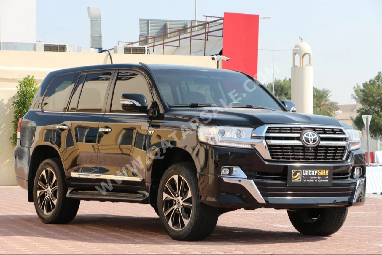 Toyota  Land Cruiser  VXR  2016  Automatic  133,000 Km  8 Cylinder  Four Wheel Drive (4WD)  SUV  Black