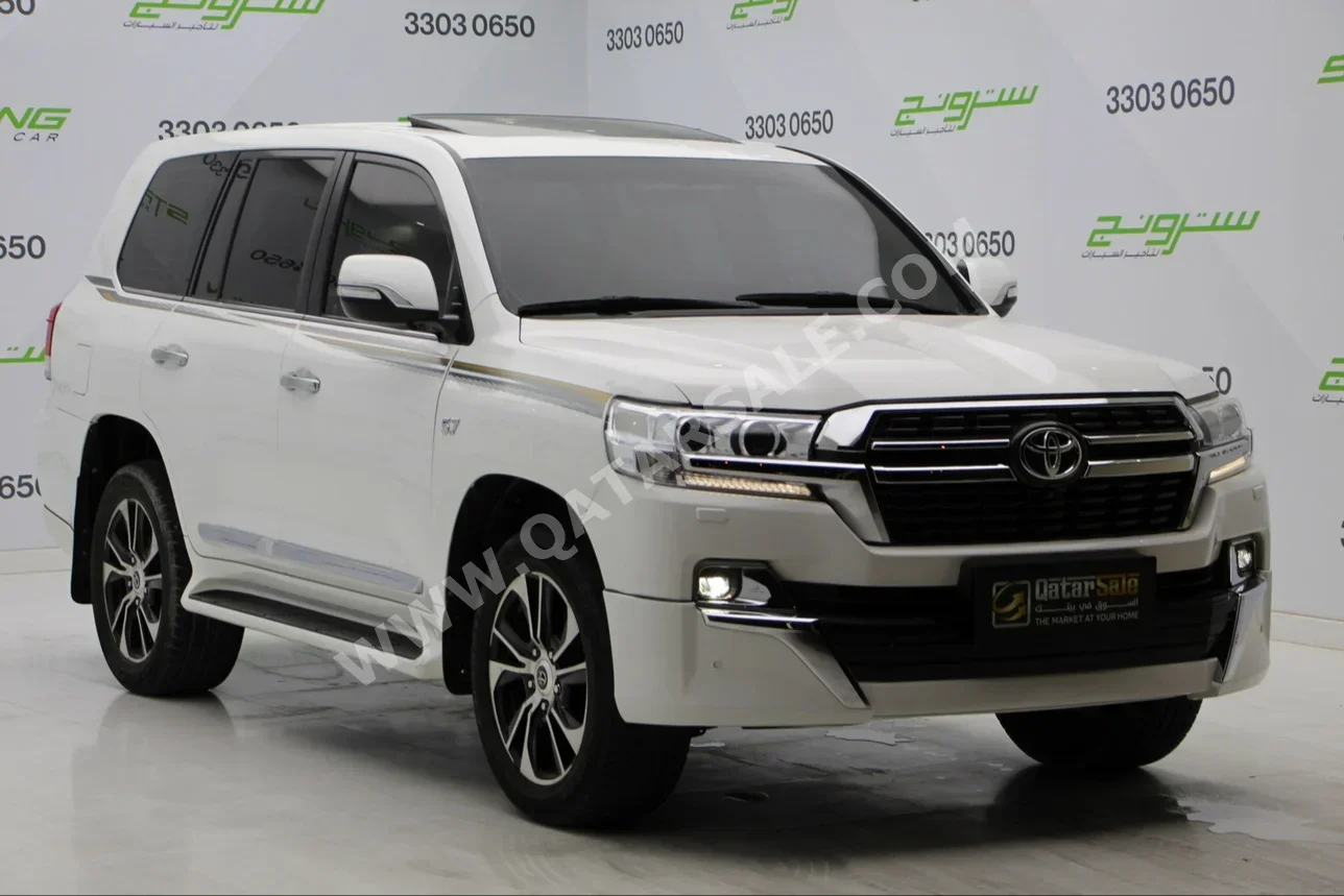 Toyota  Land Cruiser  VXR  2017  Automatic  133,000 Km  8 Cylinder  Four Wheel Drive (4WD)  SUV  White