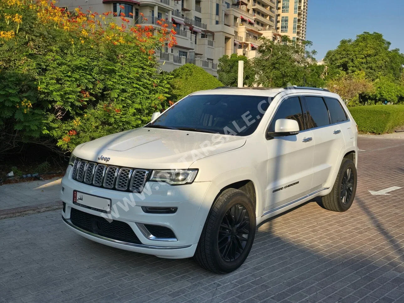 Jeep  Grand Cherokee  Summit  2017  Automatic  98,000 Km  8 Cylinder  Four Wheel Drive (4WD)  Classic  White