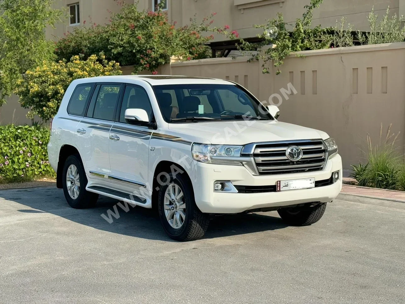 Toyota  Land Cruiser  VXR  2016  Automatic  240,000 Km  8 Cylinder  Four Wheel Drive (4WD)  SUV  White