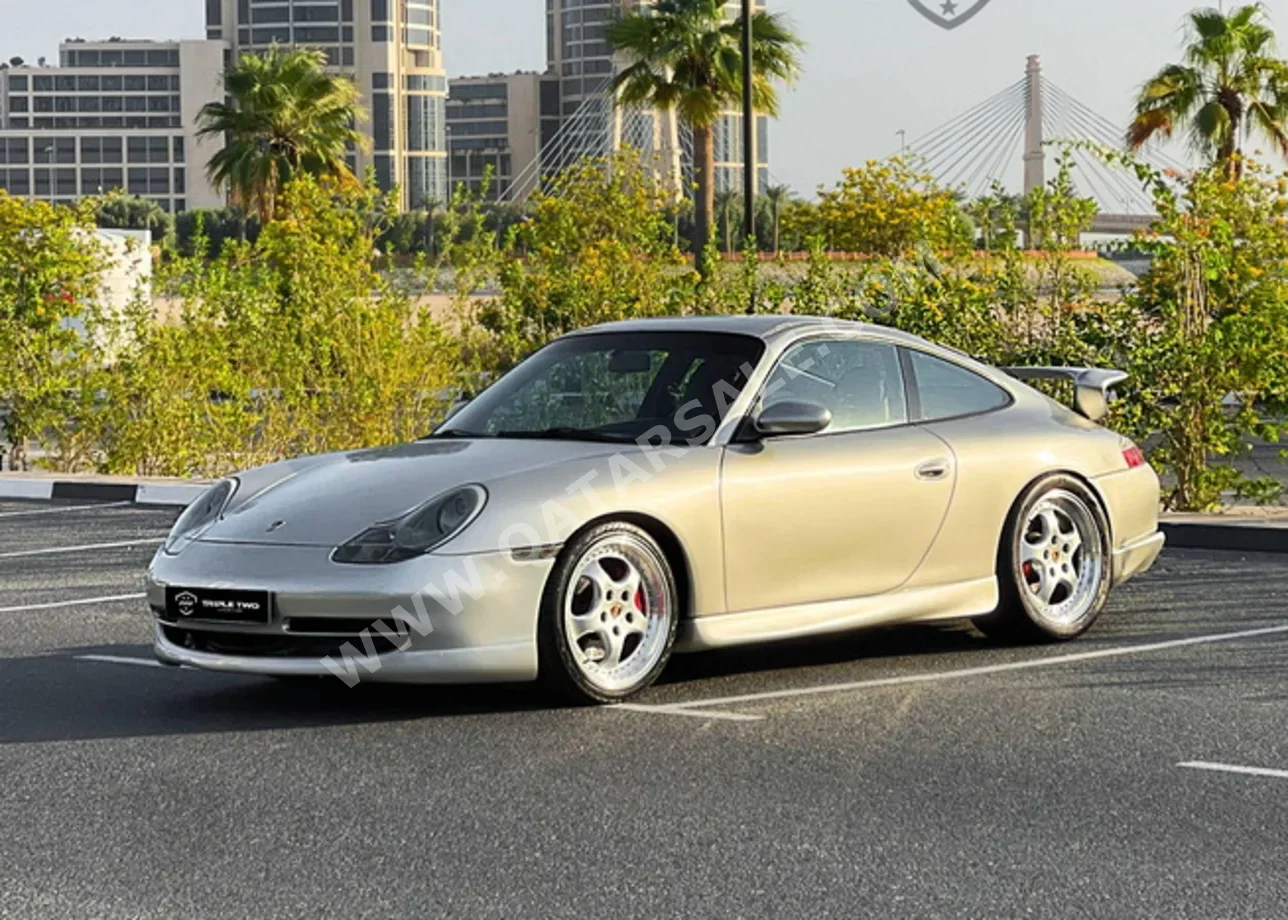 بورش  911  جي تي 3  1999  اوتوماتيك  139,000 كم  6 سلندر  دفع خلفي  كوبيه \ سبورت  فضي