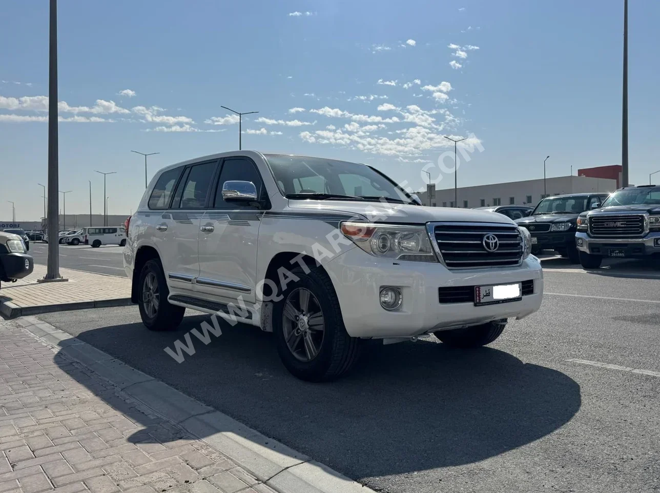 Toyota  Land Cruiser  GXR  2014  Automatic  257,000 Km  8 Cylinder  Four Wheel Drive (4WD)  SUV  White