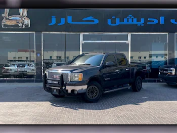 GMC  Sierra  2011  Automatic  240,000 Km  8 Cylinder  Four Wheel Drive (4WD)  Pick Up  Black