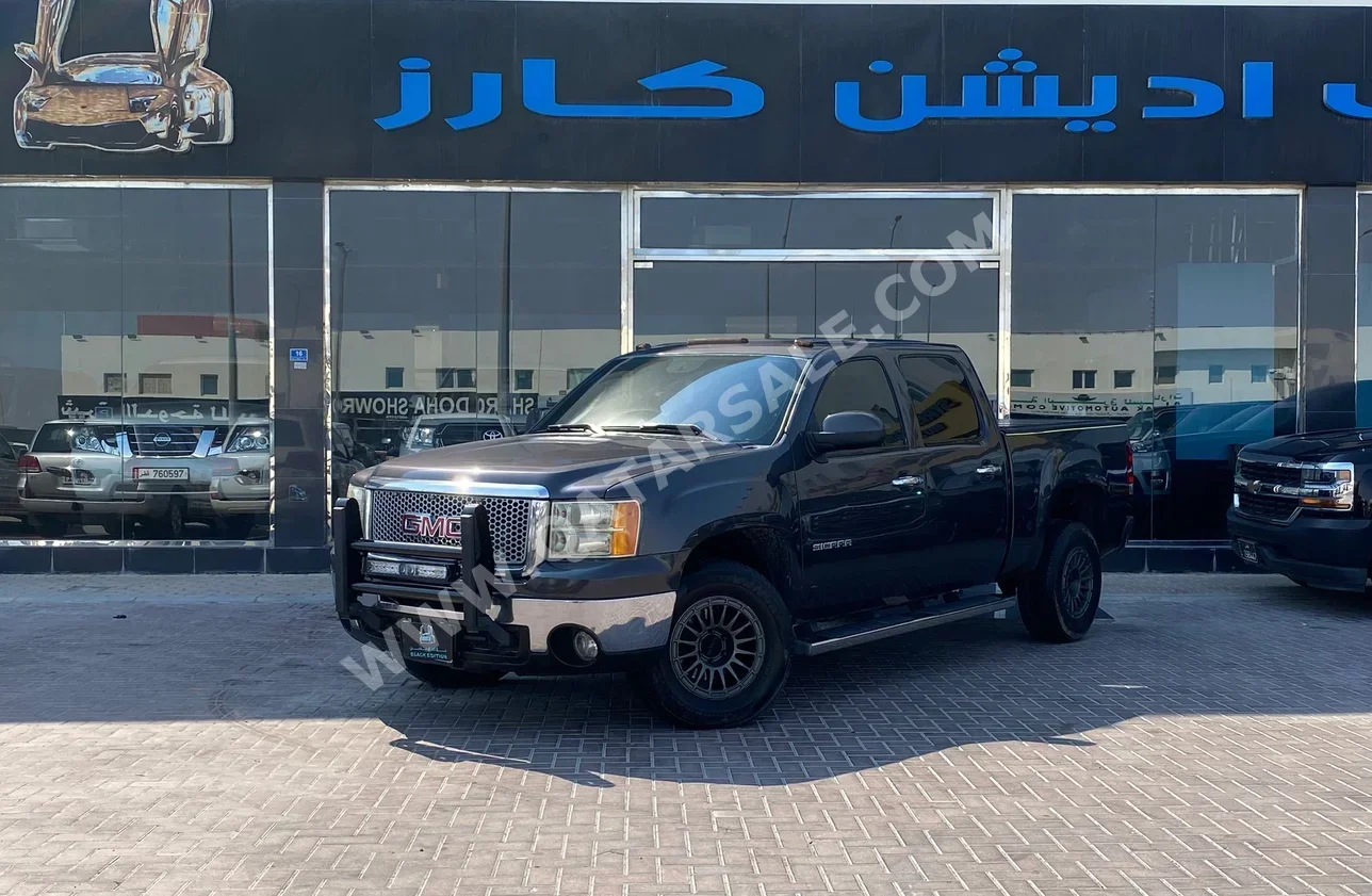 GMC  Sierra  2011  Automatic  240,000 Km  8 Cylinder  Four Wheel Drive (4WD)  Pick Up  Black