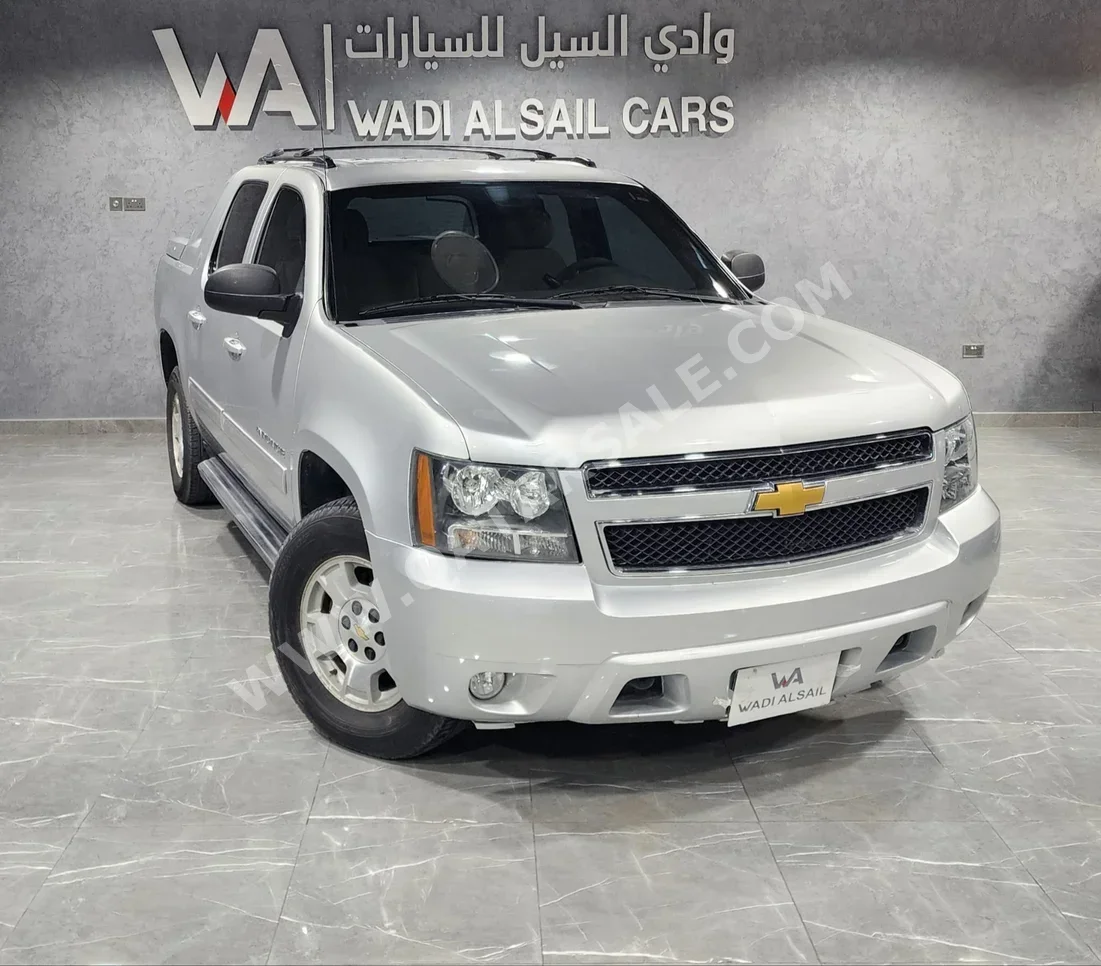 Chevrolet  Avalanche  2013  Automatic  214,000 Km  8 Cylinder  Four Wheel Drive (4WD)  Pick Up  Silver