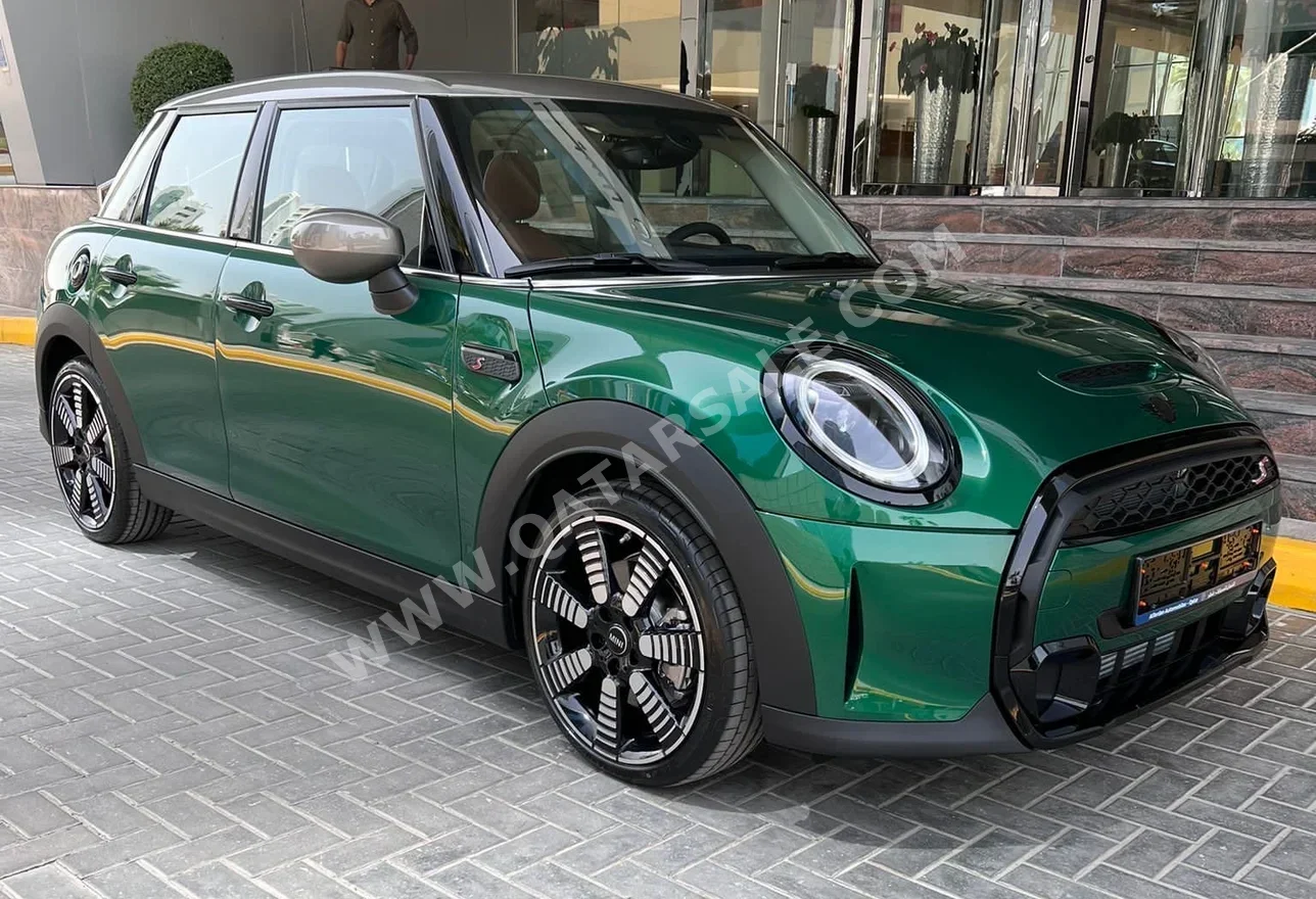 Mini  Cooper  S  2023  Automatic  51٬000 Km  4 Cylinder  Front Wheel Drive (FWD)  Hatchback  Green  With Warranty