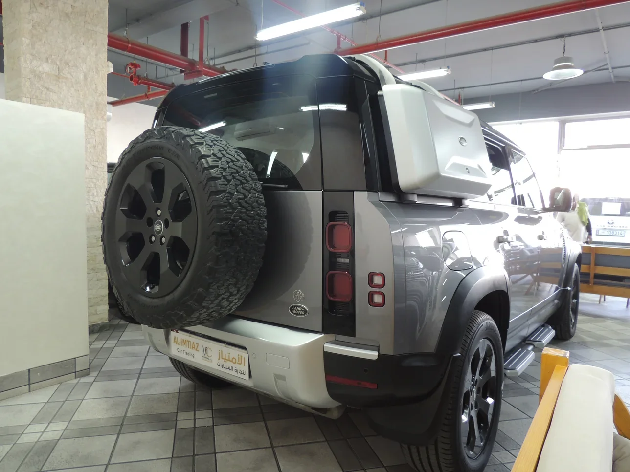 لاند روفر ديفيندر 2020 اوتوماتيك 90,000 كم 6 سلندر دفع رباعي اس يو في رمادي