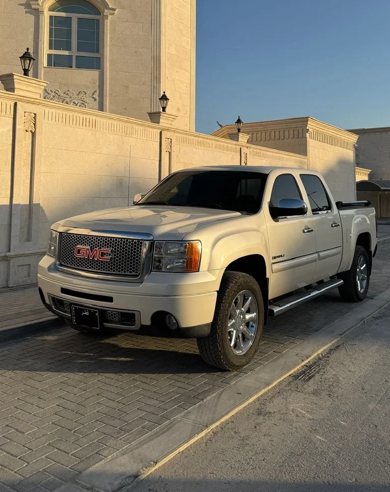 GMC  Sierra  Denali  2013  Automatic  196,000 Km  8 Cylinder  Four Wheel Drive (4WD)  Pick Up  Pearl