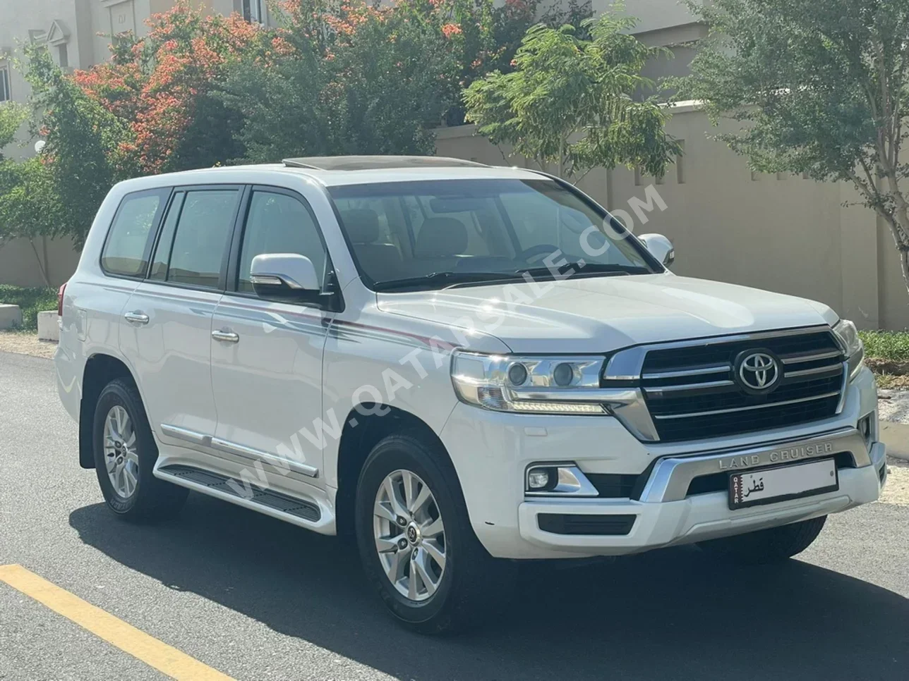 Toyota  Land Cruiser  GXR  2016  Automatic  250,000 Km  8 Cylinder  Four Wheel Drive (4WD)  SUV  White